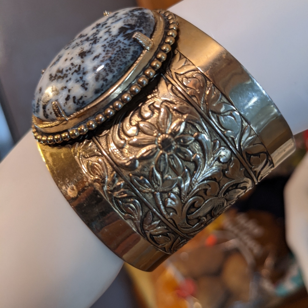 Vintage cuff bracelet w/medalian - Picture 4 of 9